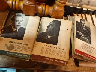 Colección de antiguos libros semanales