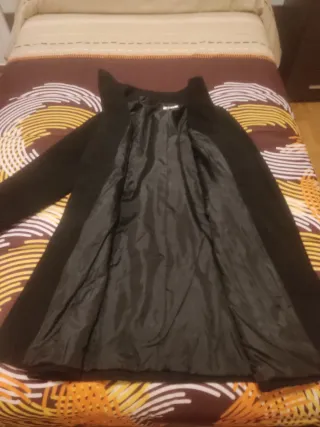 Abrigo negro talla 38 con círculos
