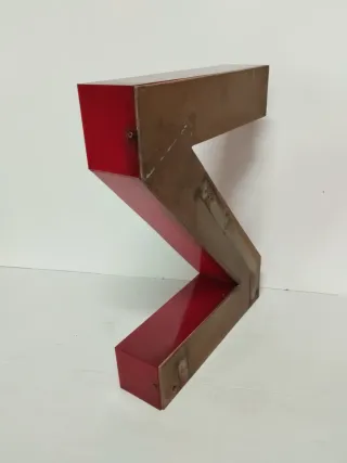 Lettera Z scatolata vintage proveniente da insegna