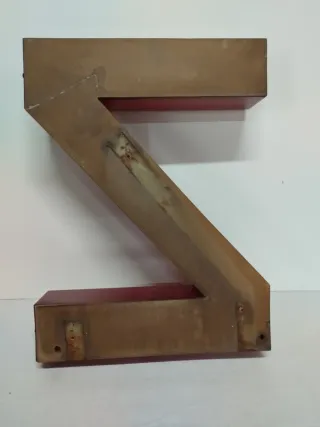 Lettera Z scatolata vintage proveniente da insegna