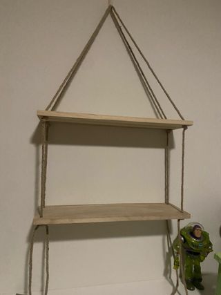 Estantería de madera y cuerda