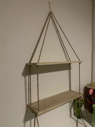 Estantería de madera y cuerda
