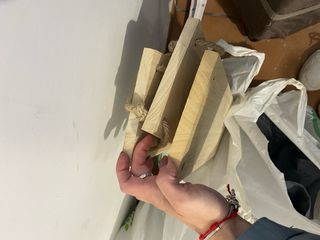 Estantería de madera y cuerda