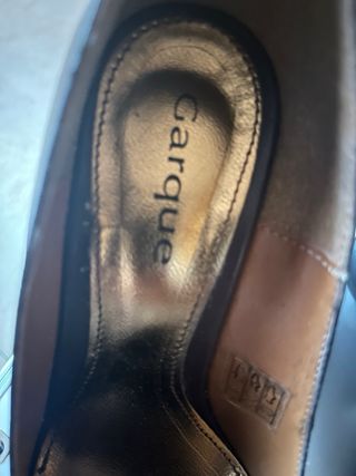 Zapatos de tacón marrones con flecos