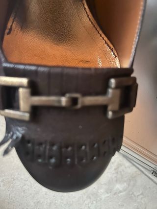 Zapatos de tacón marrones con flecos