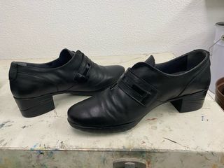 Zapatos negros de tacón bajo