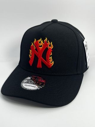 Gorra New Era 9FORTY NY Yankees Llamas Negra