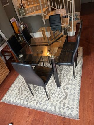 Mesa Comedor Cristal y 6 Sillas Negras