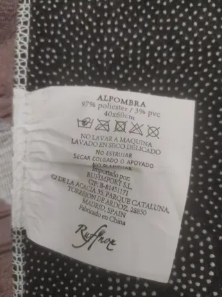 Alfombra pequeña perro feliz