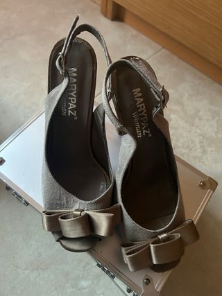 Zapatos de tacón grises con lazo