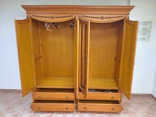 Prezioso armadio in legno massello con design elegante