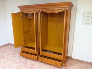 Prezioso armadio in legno massello con design elegante