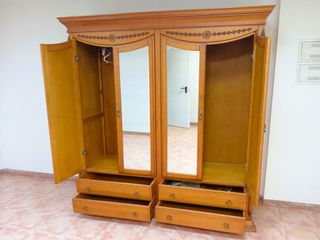 Prezioso armadio in legno massello con design elegante