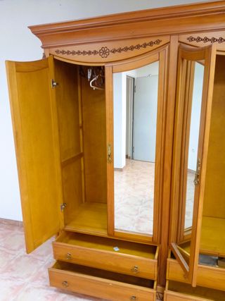 Prezioso armadio in legno massello con design elegante