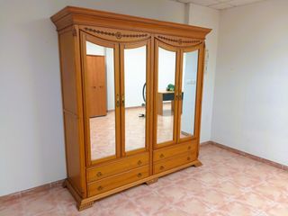 Prezioso armadio in legno massello con design elegante