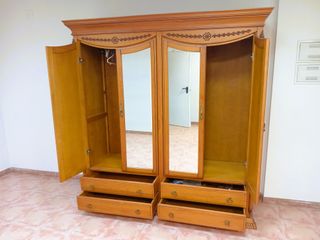 Prezioso armadio in legno massello con design elegante