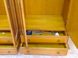 Prezioso armadio in legno massello con design elegante