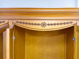 Prezioso armadio in legno massello con design elegante