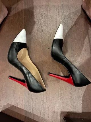 Zapatos de tacón negros y blancos