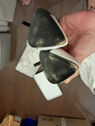 Zapatos de tacón negros y blancos