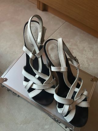 Sandalias de tiras blancas y negras