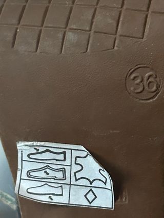 Sandalias de tiras blancas y negras