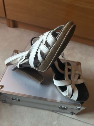 Sandalias de tiras blancas y negras