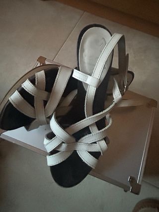Sandalias de tiras blancas y negras