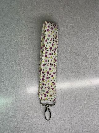 Llavero floral morado y verde