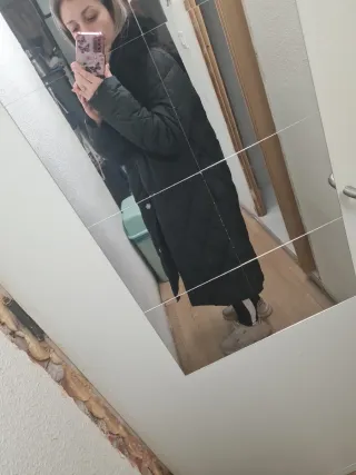 Chaquetón largo acolchado con cuello de pelo