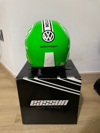 Casco de esquí verde brillante