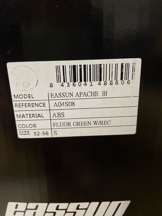 Casco de esquí verde brillante