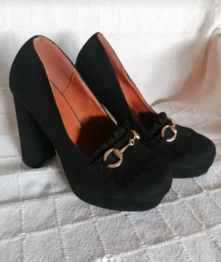 Zapatos de tacón negros con hebilla