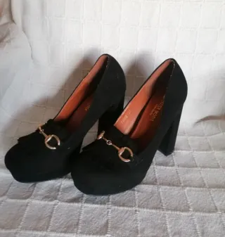 Zapatos de tacón negros con hebilla