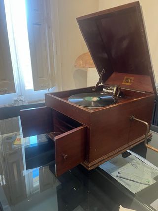 Gramola antigua para discos de vinilo