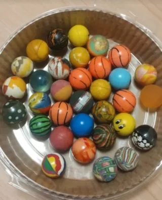 33 palline di gomma colorate