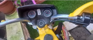 Moto eléctrica infantil amarilla