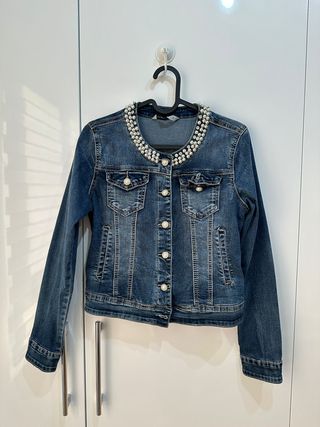 Cazadora vaquera elegante con perlas