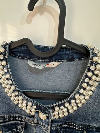 Cazadora vaquera elegante con perlas