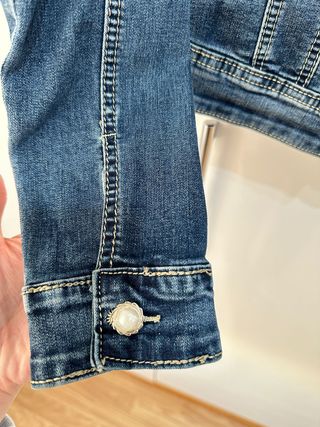 Cazadora vaquera elegante con perlas