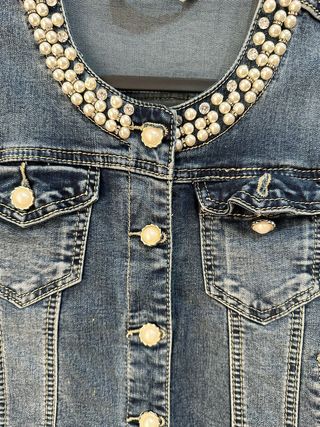 Cazadora vaquera elegante con perlas