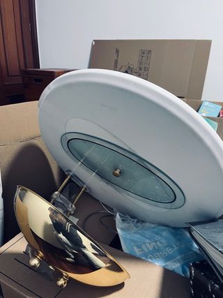 Lámpara de techo dorada y blanca