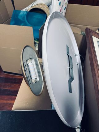 Lámpara de techo dorada y blanca