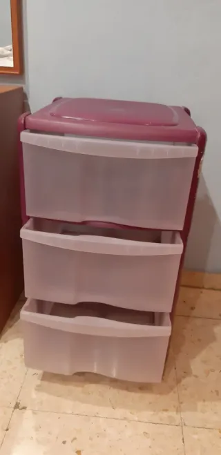 Cajonera de plástico de color morado.