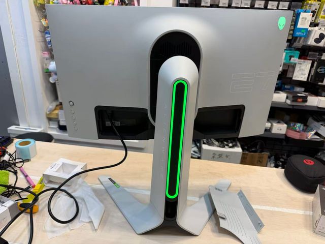 Monitor Gaming Alienware 27 AW2721D