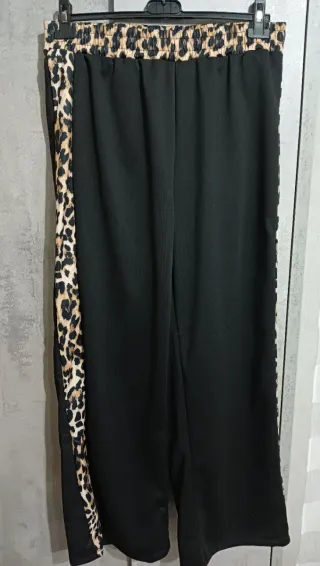 Pantaloni neri con banda maculata