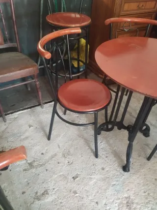 Mesa redonda con 4 sillas