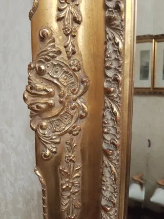 Espejo de recibidor dorado con marco tallado