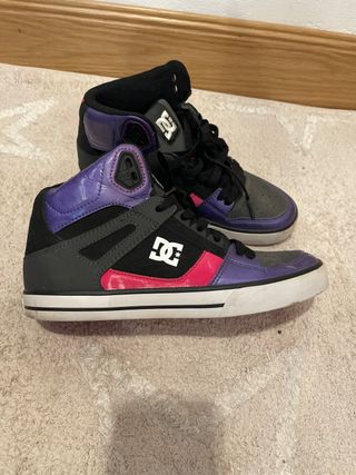Zapatillas DC Negras y Moradas Talla 39