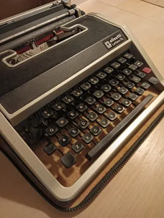 Máquina de escribir Olivetti Letra DL antigua